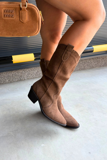 Botas altas de estilo cowboy de ante natural con aislamiento y tacón en color marrón Radley