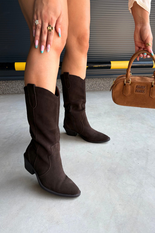 Botas altas de estilo cowboy de ante natural con aislamiento y tacón en color chocolate Radley