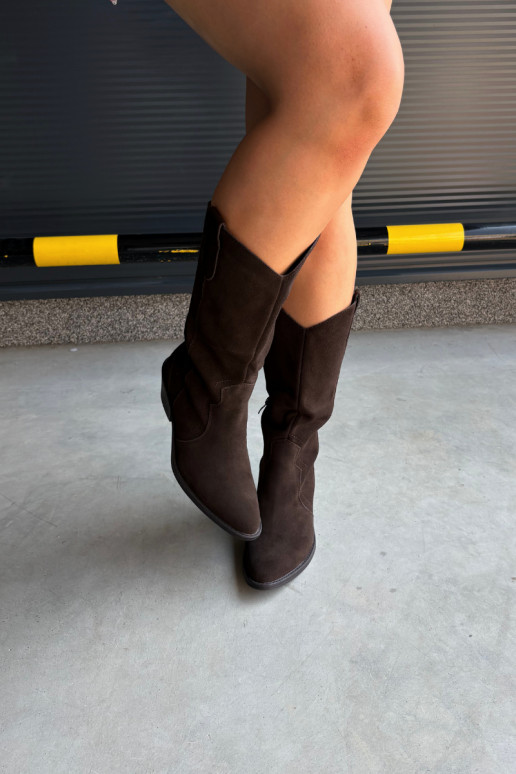 Botas altas de estilo cowboy de ante natural con aislamiento y tacón en color chocolate Radley
