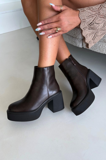 Botines aislados con tacón y plataforma en color chocolate Lurela