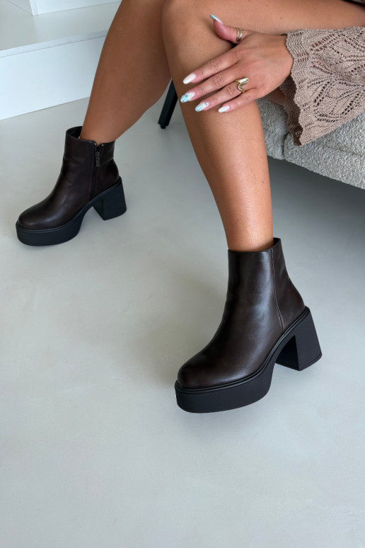 Botines aislados con tacón y plataforma en color chocolate Lurela