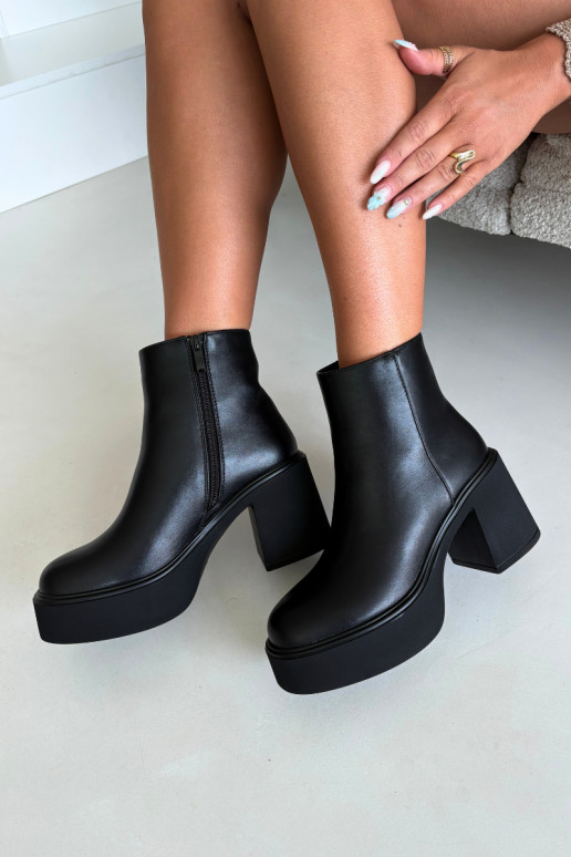 Botines aislados con tacón y plataforma en color negro Lurela