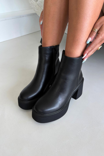 Botines aislados con tacón y plataforma en color negro Lurela 2