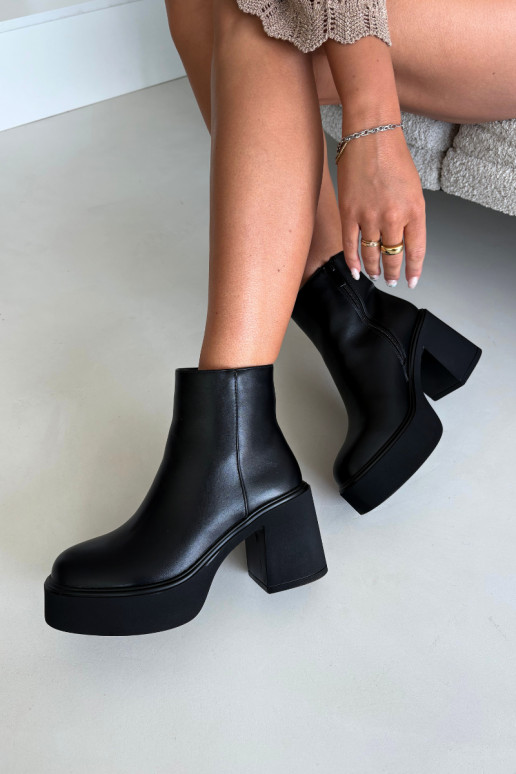 Botines aislados con tacón y plataforma en color negro Lurela