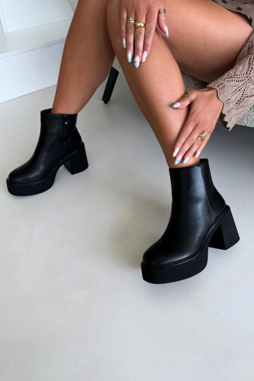 Botines aislados con tacón y plataforma en color negro Lurela