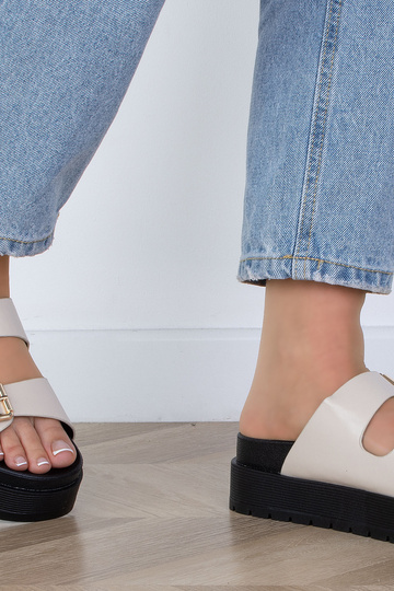 Chanclas de mujer con plataforma y detalles dorados en colores arena y negro 2