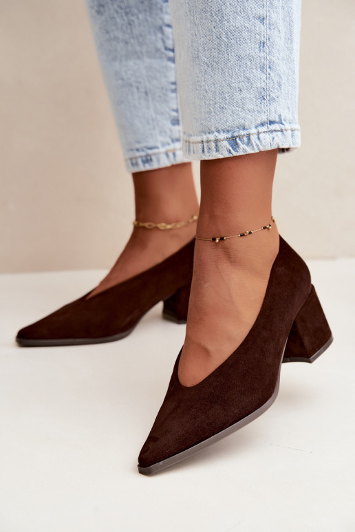 Zapatos con punta afilada y tacones cuadrados en color chocolate Lavisa
