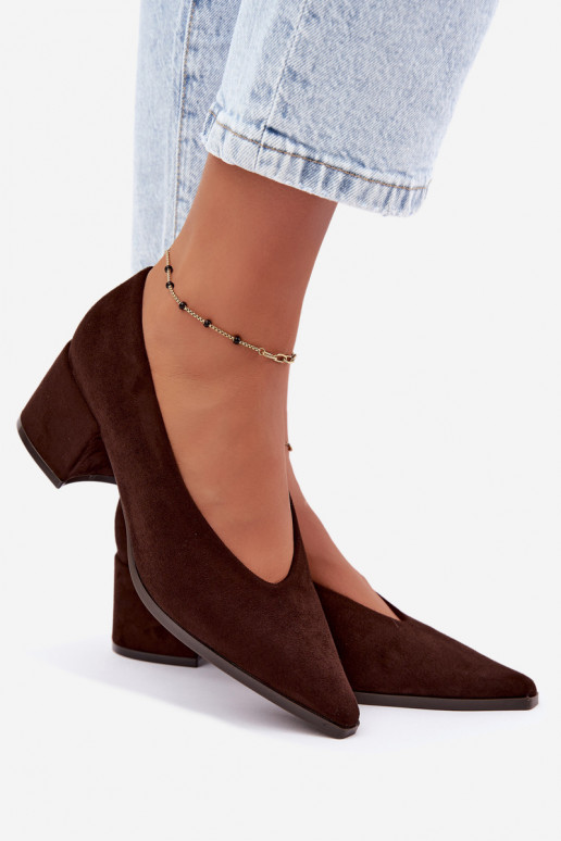 Zapatos con punta afilada y tacones cuadrados en color chocolate Lavisa