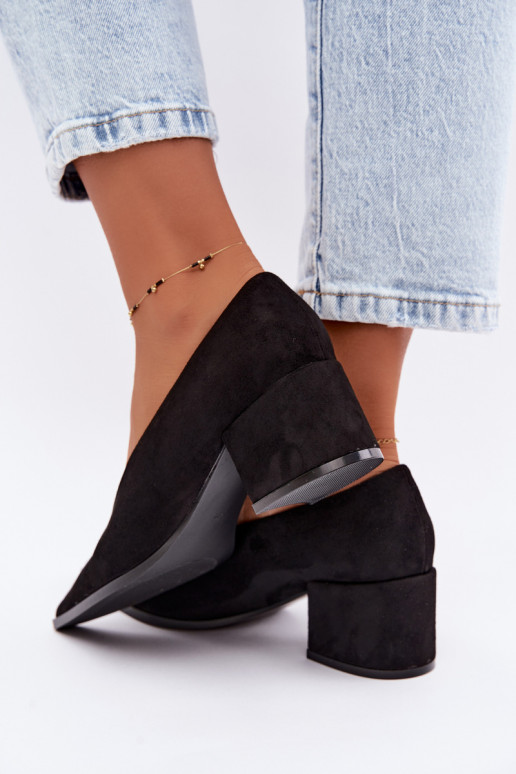 Zapatos con punta afilada y tacones cuadrados en color negro Lavisa