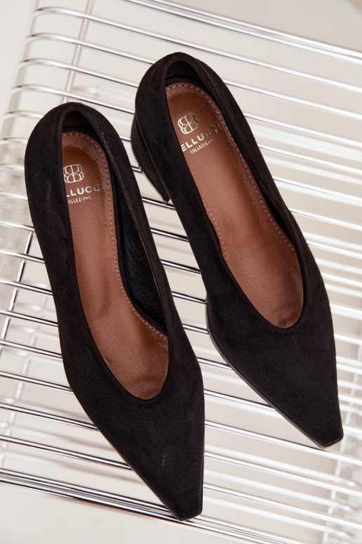 Zapatos con punta afilada y tacones cuadrados en color negro Lavisa