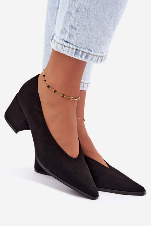 Zapatos con punta afilada y tacones cuadrados en color negro Lavisa
