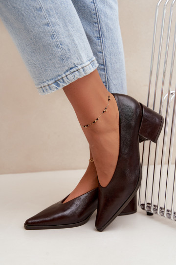 Zapatos con punta afilada y tacones cuadrados de cuero sintético en color marrón oscuro Lavisa