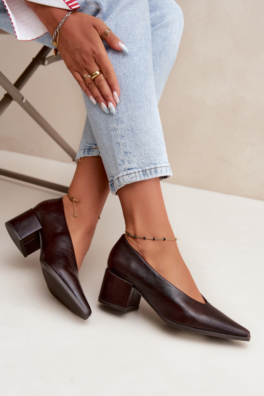 Zapatos con punta afilada y tacones cuadrados de cuero sintético en color marrón oscuro Lavisa