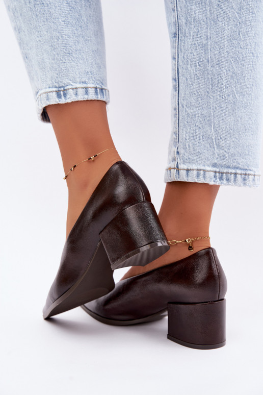 Zapatos con punta afilada y tacones cuadrados de cuero sintético en color marrón oscuro Lavisa