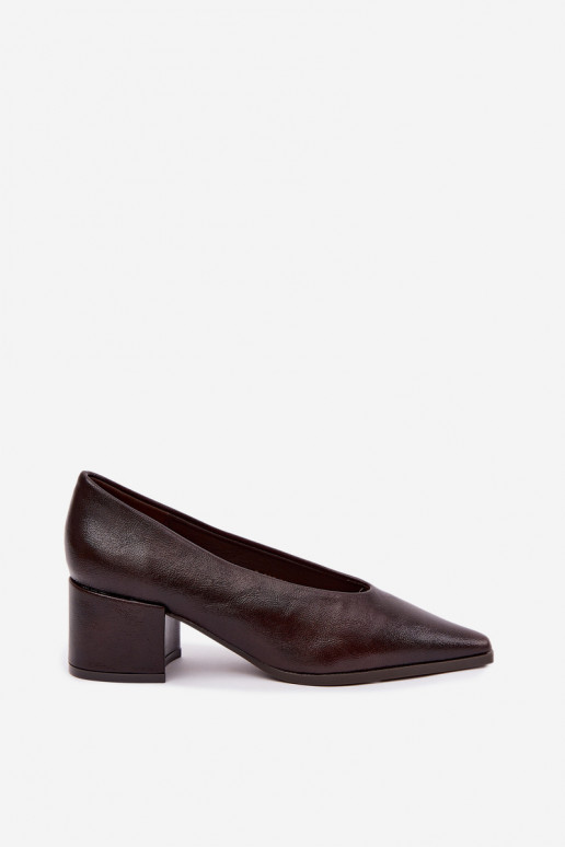 Zapatos con punta afilada y tacones cuadrados de cuero sintético en color marrón oscuro Lavisa