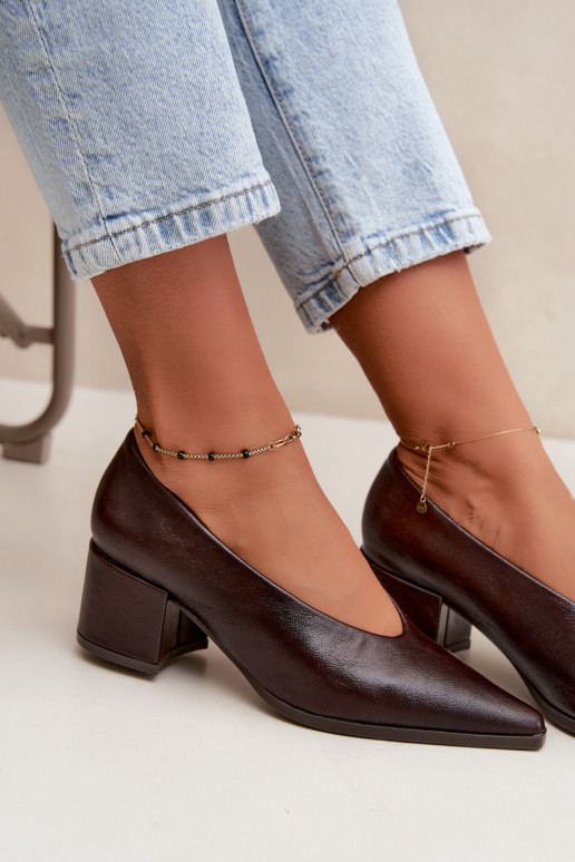 Zapatos con punta afilada y tacones cuadrados de cuero sintético en color marrón oscuro Lavisa