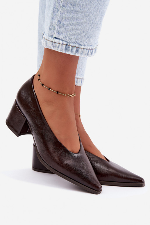 Zapatos con punta afilada y tacones cuadrados de cuero sintético en color marrón oscuro Lavisa