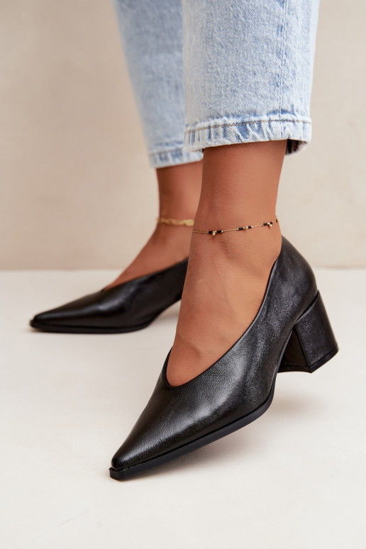 Zapatos con punta afilada y tacones cuadrados de cuero sintético en color negro Lavisa
