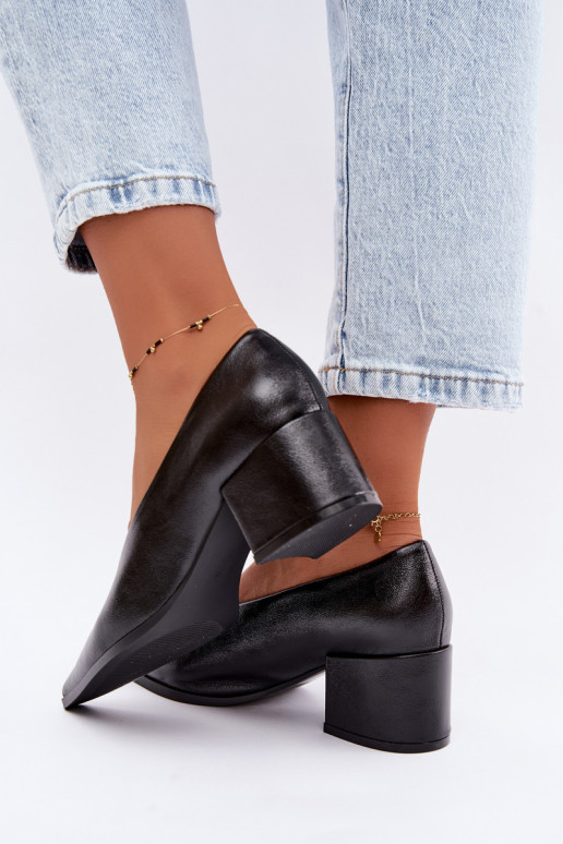 Zapatos con punta afilada y tacones cuadrados de cuero sintético en color negro Lavisa