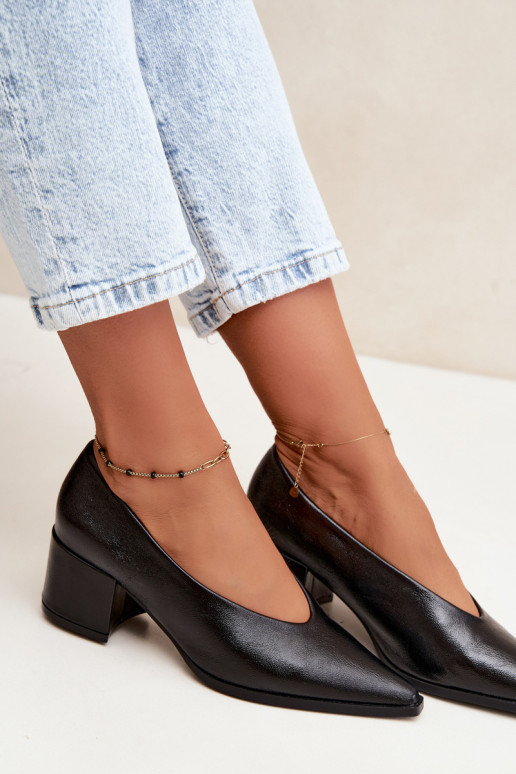 Zapatos con punta afilada y tacones cuadrados de cuero sintético en color negro Lavisa