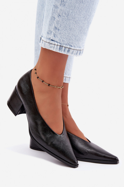Zapatos con punta afilada y tacones cuadrados de cuero sintético en color negro Lavisa