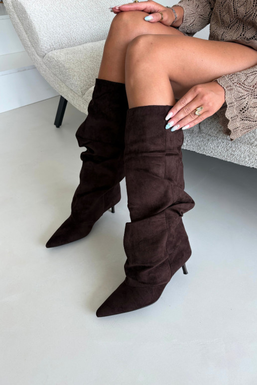 Botas arrugadas de chocolate hasta la rodilla con tacón kitten de ante LoĮen