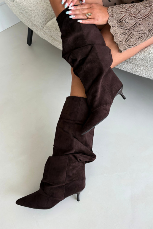 Botas arrugadas de chocolate hasta la rodilla con tacón kitten de ante LoĮen