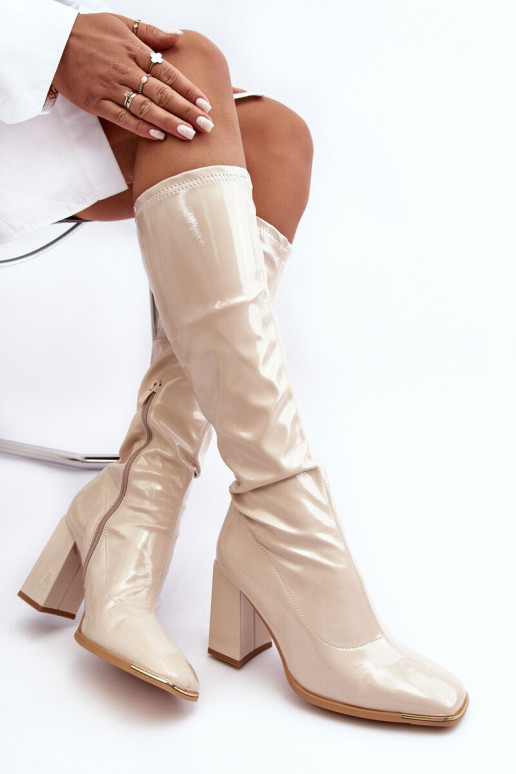 Botas altas color arena con tacones y efecto charol Mlokva