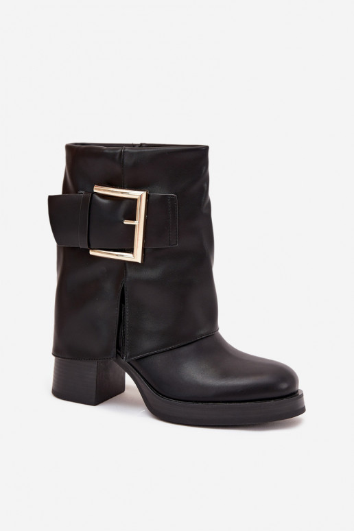 Botines negros para mujer aislados con tacones y hebillas doradas Milira