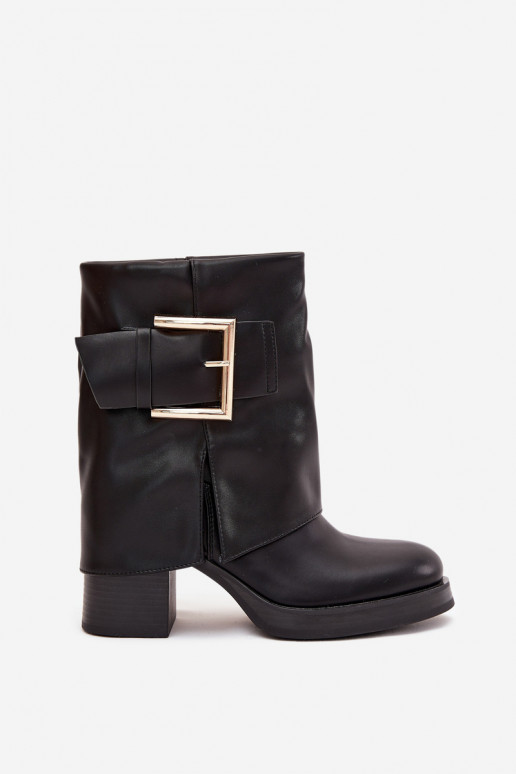Botines negros para mujer aislados con tacones y hebillas doradas Milira