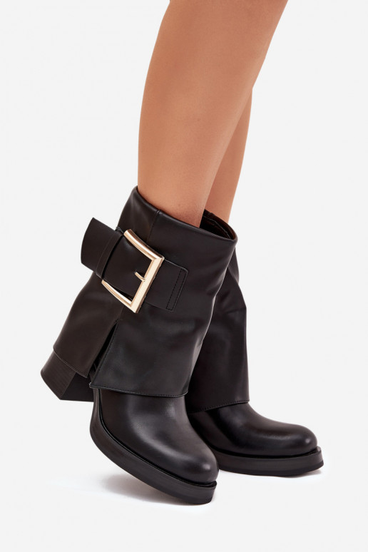 Botines negros para mujer aislados con tacones y hebillas doradas Milira