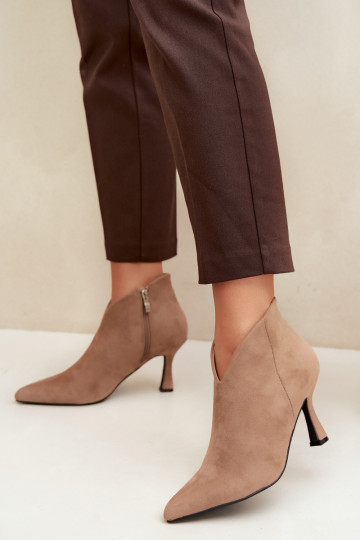 Botines para mujer con tacón delgado y punta afilada en color arena Bessia