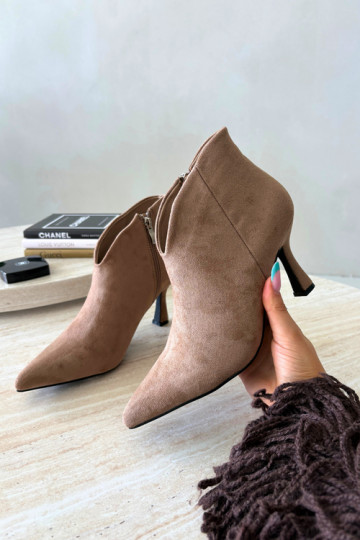 Botines para mujer con tacón delgado y punta afilada en color arena Bessia 2