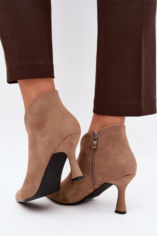 Botines para mujer con tacón delgado y punta afilada en color arena Bessia