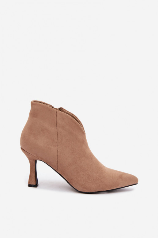 Botines para mujer con tacón delgado y punta afilada en color arena Bessia