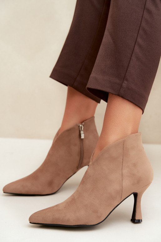 Botines para mujer con tacón delgado y punta afilada en color arena Bessia