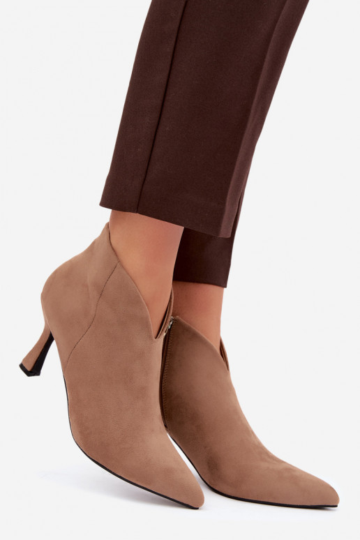 Botines para mujer con tacón delgado y punta afilada en color arena Bessia