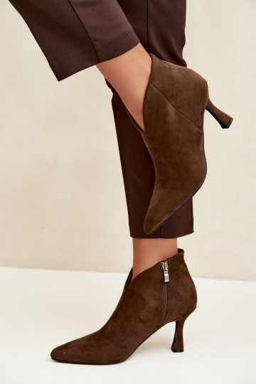 Botines para mujer con tacón delgado y punta afilada en color caqui Bessia