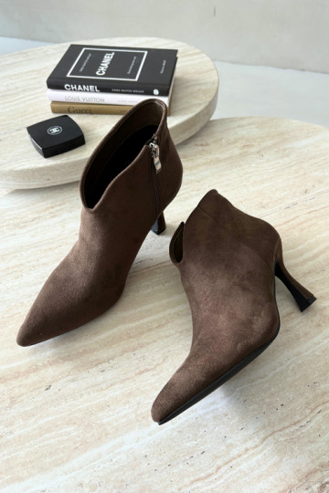 Botines para mujer con tacón delgado y punta afilada en color caqui Bessia 2