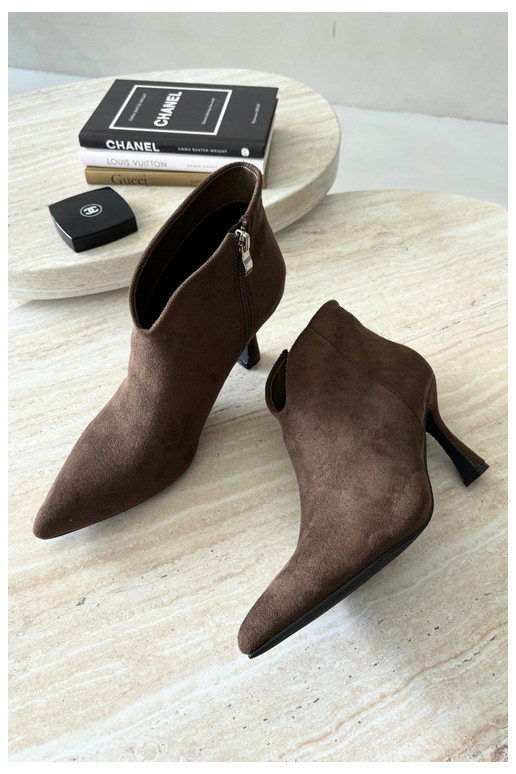Botines para mujer con tacón delgado y punta afilada en color caqui Bessia