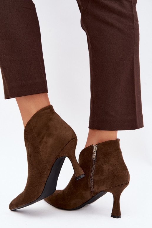 Botines para mujer con tacón delgado y punta afilada en color caqui Bessia