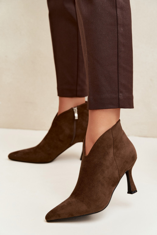 Botines para mujer con tacón delgado y punta afilada en color caqui Bessia