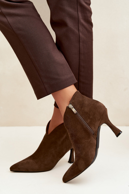 Botines para mujer con tacón delgado y punta afilada en color caqui Bessia
