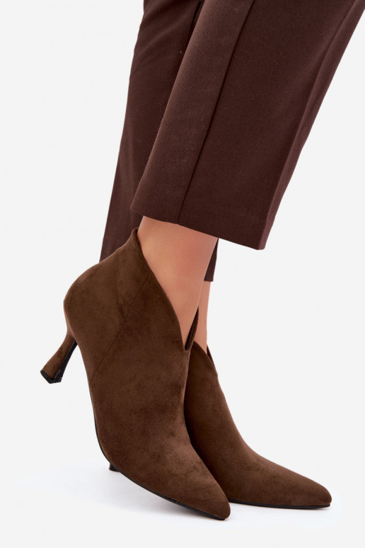 Botines para mujer con tacón delgado y punta afilada en color caqui Bessia
