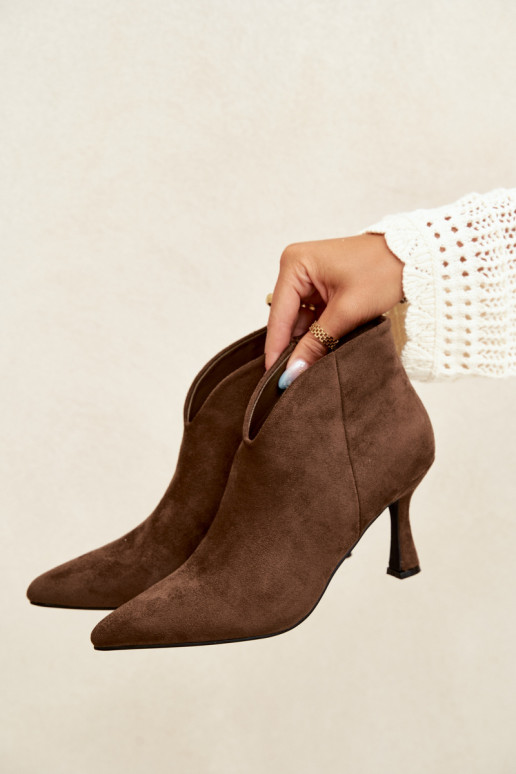 Botines para mujer con tacón delgado y punta afilada en color caqui Bessia