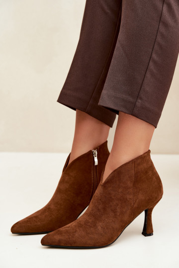 Botines para mujer con tacón delgado y punta afilada en color marrón Bessia