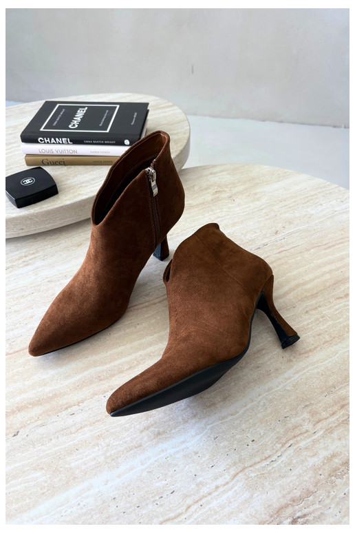Botines para mujer con tacón delgado y punta afilada en color marrón Bessia