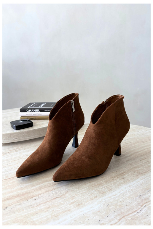 Botines para mujer con tacón delgado y punta afilada en color marrón Bessia