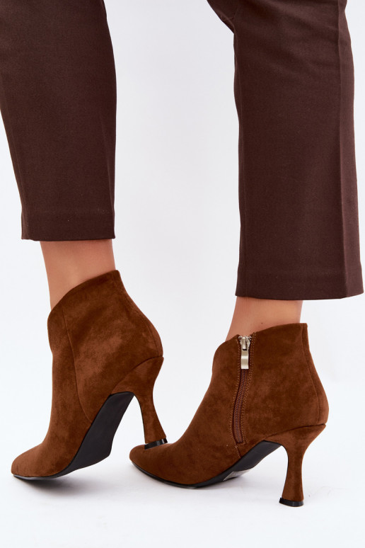 Botines para mujer con tacón delgado y punta afilada en color marrón Bessia