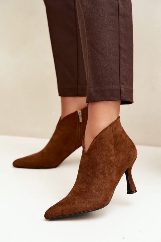 Botines para mujer con tacón delgado y punta afilada en color marrón Bessia